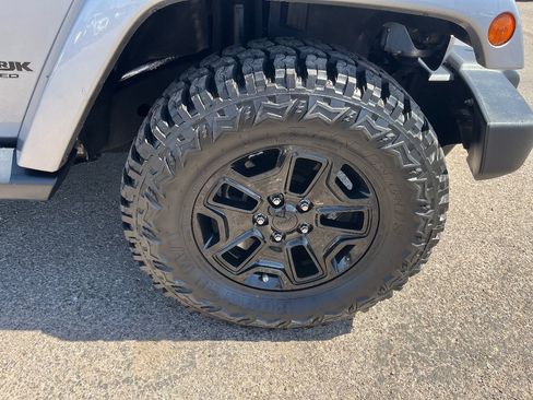 Used 2018 Jeep Wrangler Unlimited Sahara w/ Connectivity Group AWD/4WD image 41