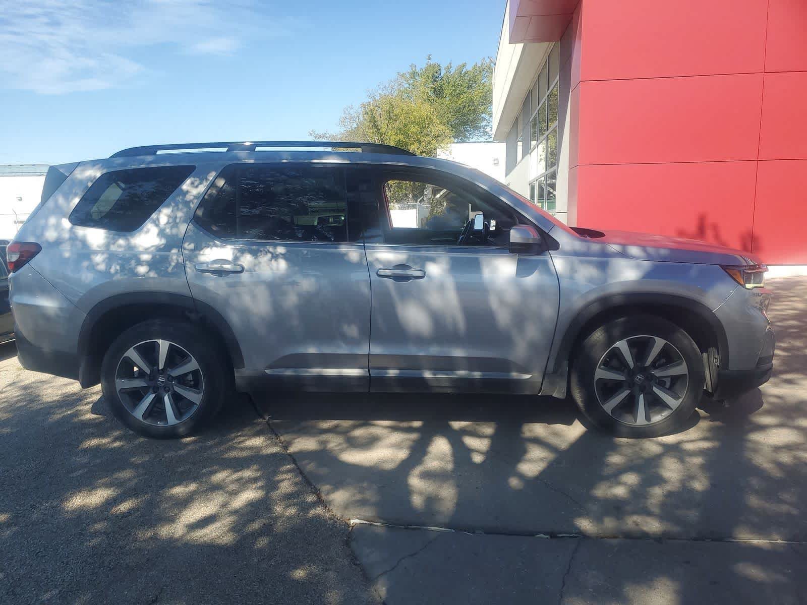 Used 2025 Honda Pilot Touring image 7