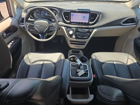 Used 2023 Chrysler Pacifica Touring-L FWD image 11