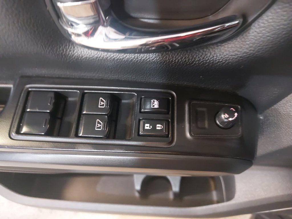 Used 2018 Nissan Titan SV w/ SV Convenience Package AWD/4WD image 28