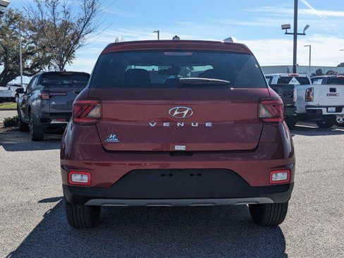 Certified 2025 Hyundai Venue SEL image 4