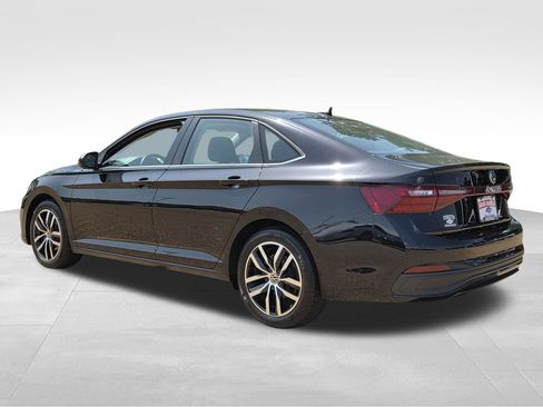 Used 2025 Volkswagen Jetta SE FWD image 8