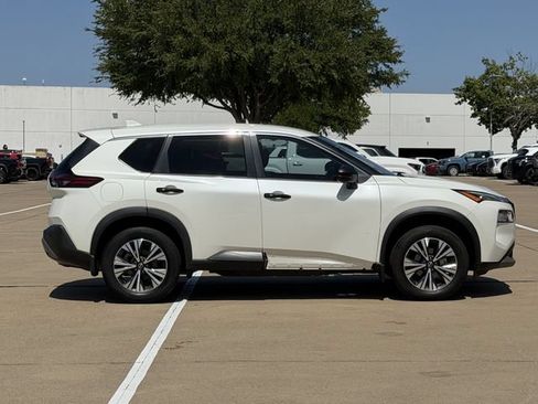 Used 2022 Nissan Rogue SV FWD image 2