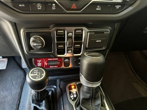 Used 2024 Jeep Gladiator Mojave w/ Technology Group AWD/4WD image 14