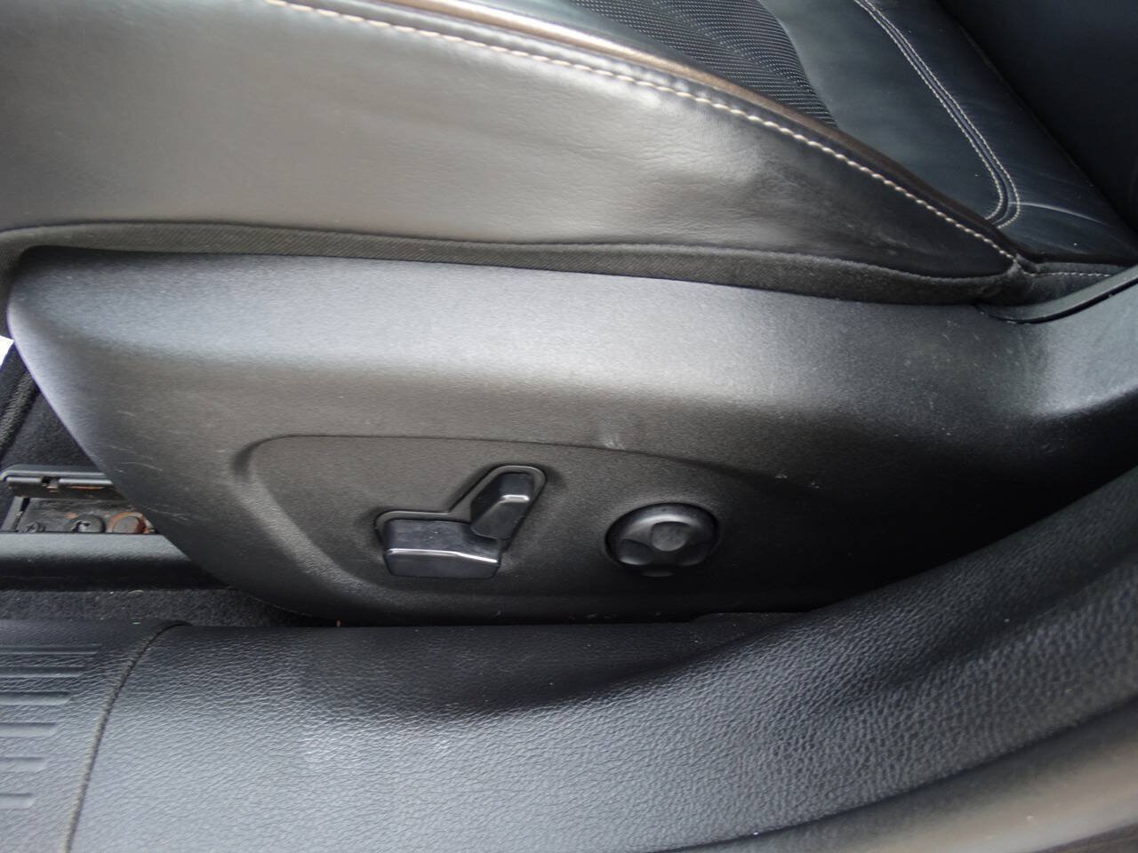 Used 2015 Chrysler 200 C w/ Safetytec Group FWD image 15