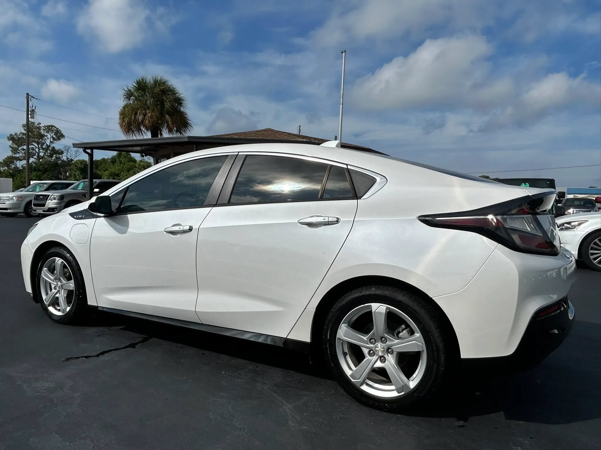 Used 2018 Chevrolet Volt LT w/ Comfort Package FWD image 4