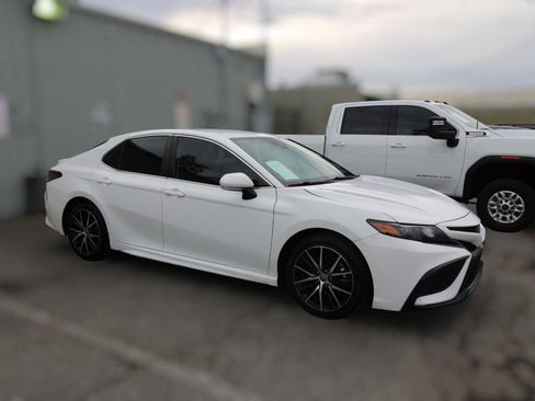 Used 2023 Toyota Camry SE image 9