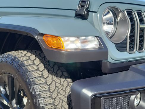 Used 2025 Jeep Gladiator Sport image 5