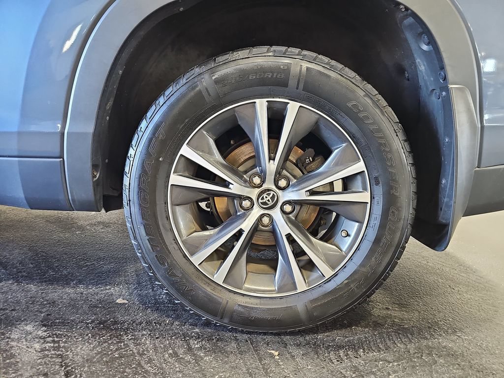 Used 2018 Toyota Highlander Plus w/ Carpet Mat Package (TMS) AWD/4WD image 35