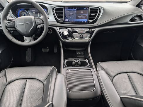 Used 2025 Chrysler Pacifica Limited FWD image 10