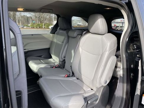 Used 2022 Toyota Sienna XLE image 17