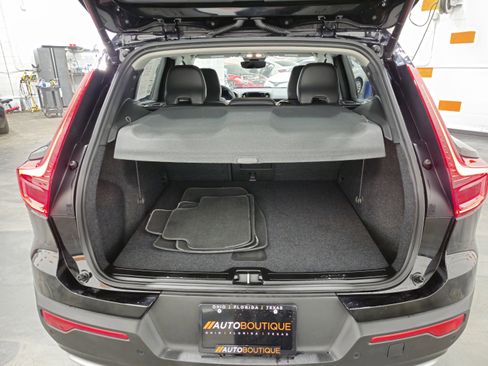 Used 2024 Volvo XC40 B5 Core image 24