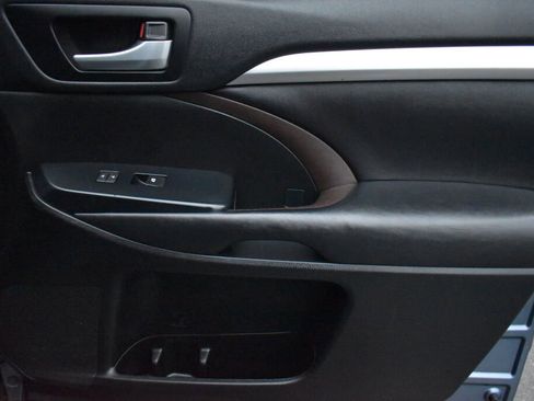 Certified 2017 Toyota Highlander SE image 24