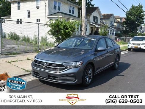 Used 2025 Volkswagen Jetta SE FWD image 3