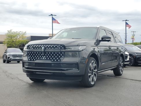 New 2026 Lincoln Navigator L Black Label AWD/4WD image 2