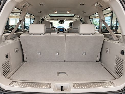 Used 2017 Lincoln Navigator L Select RWD image 10