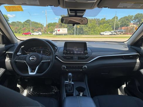 Used 2025 Nissan Altima 2.5 SV FWD image 33