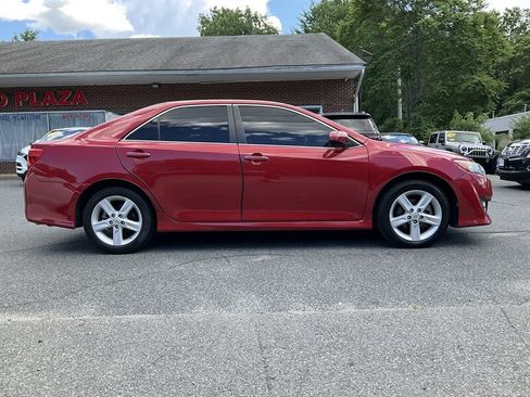 Used 2014 Toyota Camry SE FWD image 4