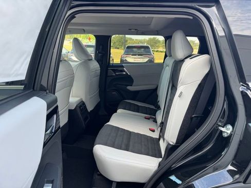 New 2025 Mitsubishi Outlander SE image 12