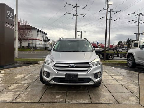 Used 2018 Ford Escape SE image 3