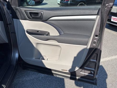 Used 2019 Toyota Highlander LE AWD/4WD image 31
