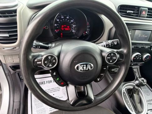 Used 2016 Kia Soul + FWD image 11