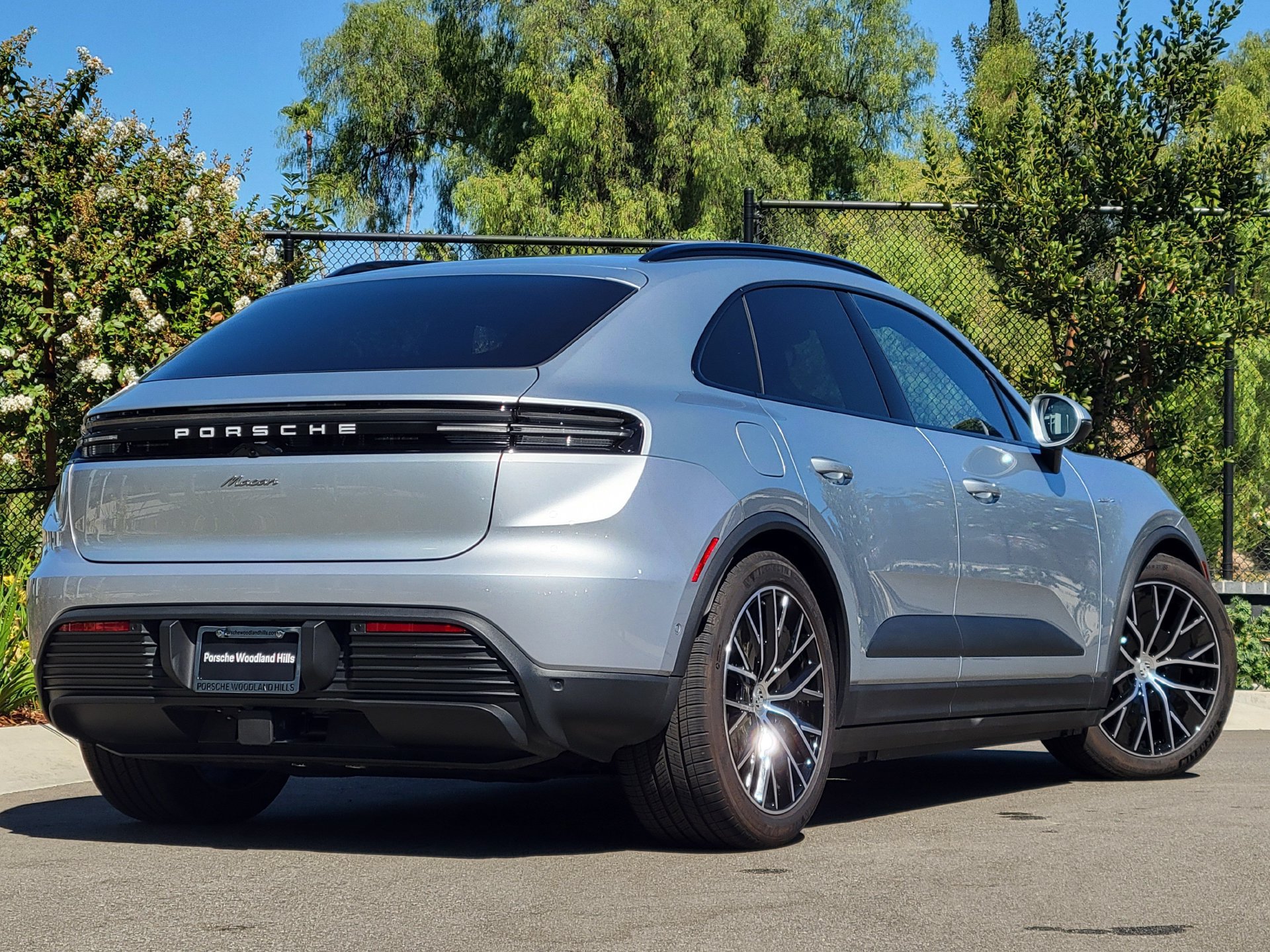 Used 2025 Porsche Macan Electric RWD image 8