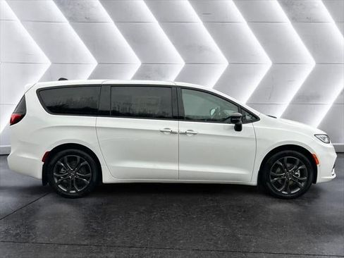 New 2026 Chrysler Pacifica Select image 23