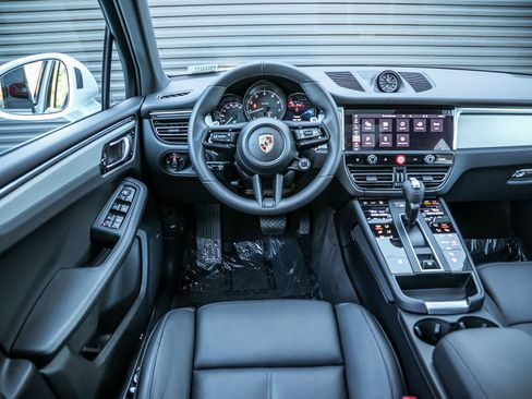 Certified 2026 Porsche Macan image 11