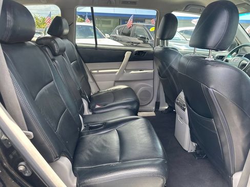 Used 2011 Toyota Highlander 4WD w/ Tow Pkg image 30