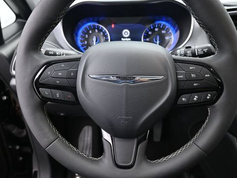 Used 2025 Chrysler Pacifica Limited FWD image 12
