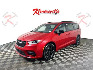 New 2026 Chrysler Pacifica Limited w/ Uconnect Theater Family Group video 3