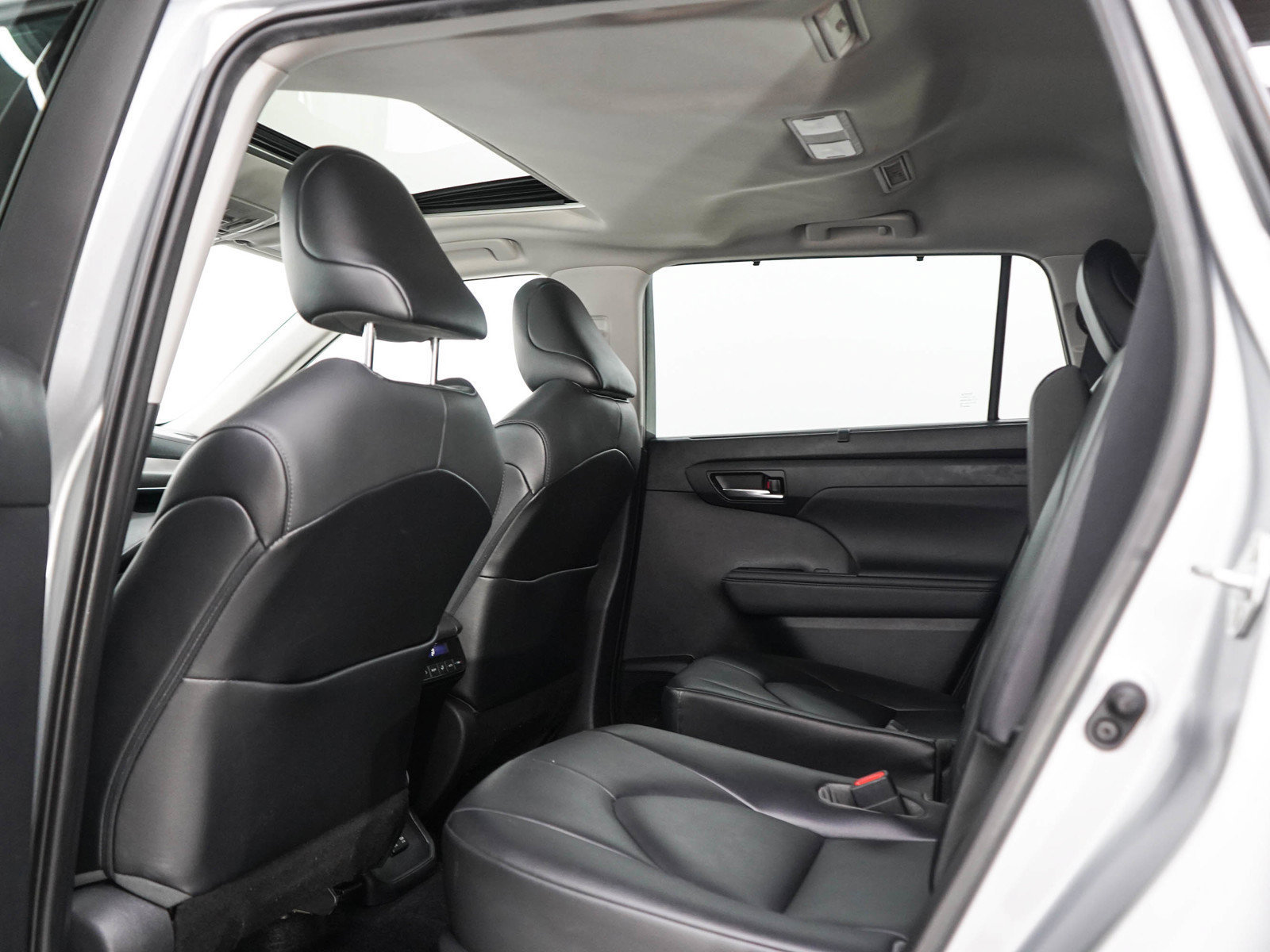 Used 2021 Toyota Highlander XLE AWD/4WD image 19