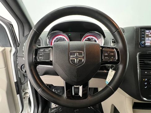 Used 2019 Dodge Grand Caravan SXT FWD image 15