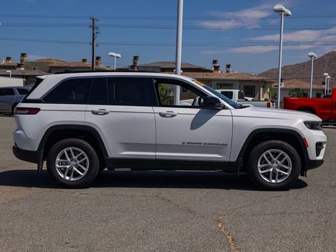 Used 2025 Jeep Grand Cherokee Laredo X AWD/4WD image 3