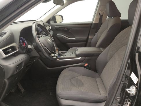Used 2021 Toyota Highlander LE image 17