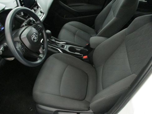 Used 2021 Toyota Corolla LE image 9