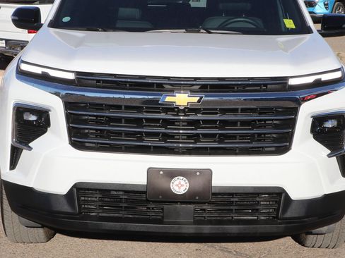 Used 2025 Chevrolet Traverse LT image 2