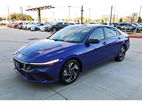 Certified 2025 Hyundai Elantra Sport image 4