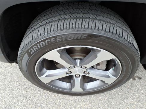 Used 2025 Jeep Grand Cherokee Limited image 10