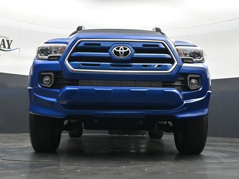 Used 2017 Toyota Tacoma Limited w/ Exterior Package AWD/4WD image 27