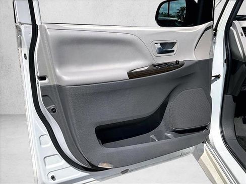 Used 2020 Toyota Sienna XLE FWD image 17