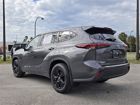 Used 2024 Toyota Highlander LE image 5