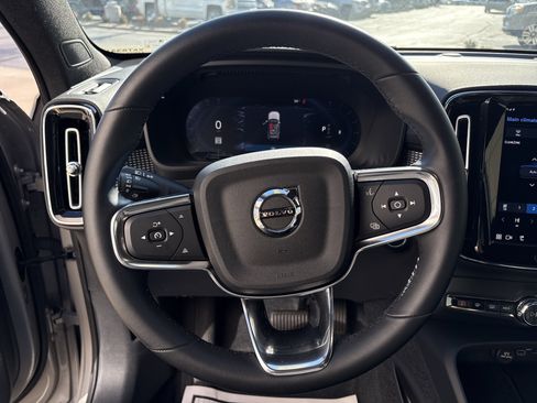 Used 2025 Volvo XC40 B5 Plus image 17