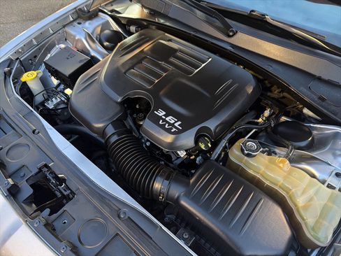 Used 2018 Chrysler 300 Touring L image 16