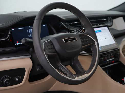 Used 2023 Jeep Grand Cherokee Limited w/ Luxury Tech Group II image 21