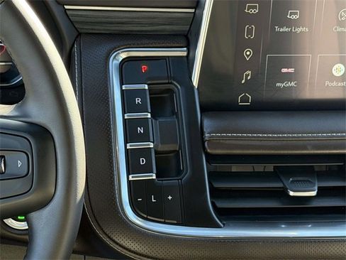 Used 2024 GMC Yukon SLT w/ SLT Luxury Package image 17