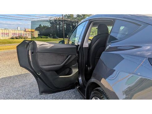 Used 2021 Tesla Model Y Long Range image 10