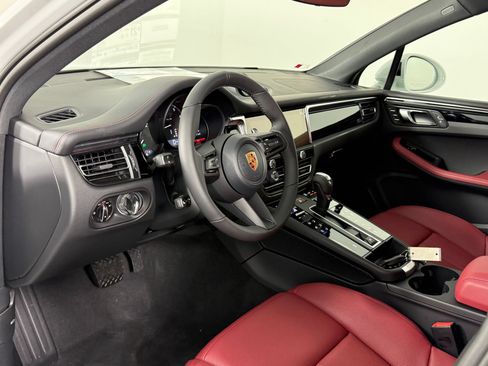 Certified 2026 Porsche Macan AWD/4WD image 4