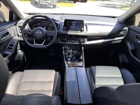 Used 2024 Nissan Rogue SV w/ SV Premium Package image 17